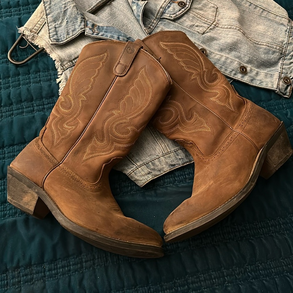 Shyanne Brown 8.5 boots